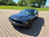 Dodge Challenger - gepflegtes Sommerfahrzeug - schwarze Dodge Challenger