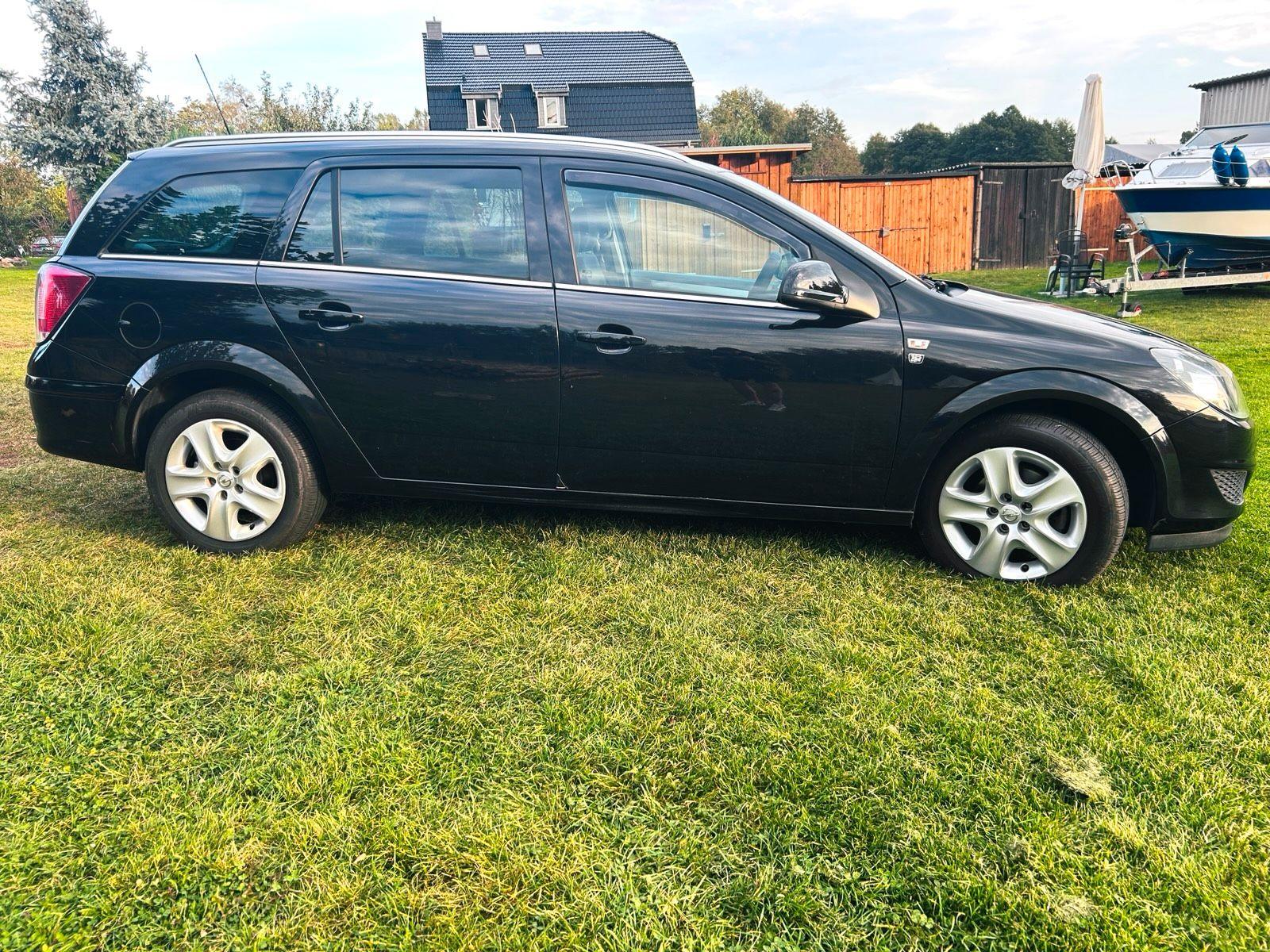 Opel Astra 2010 — вигляд ззаду