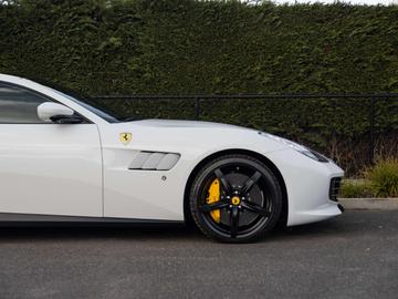 2021 Ferrari GTC4LUSSO — миниатюра 16