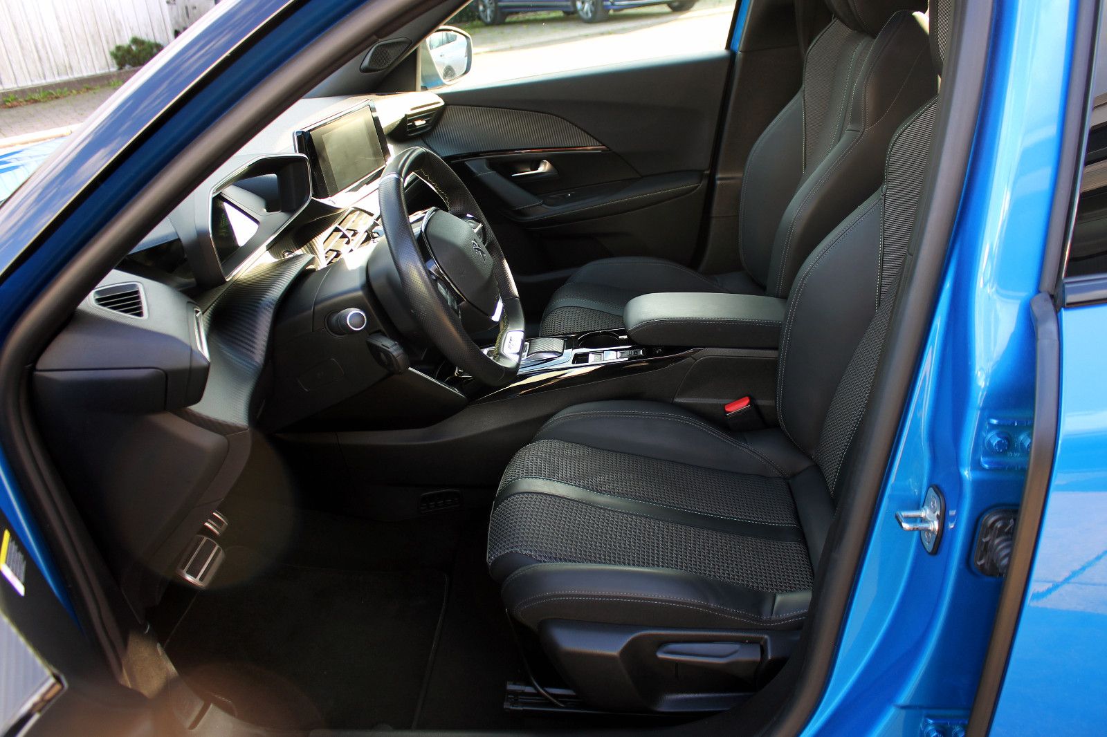 Fahrzeugabbildung Peugeot 2008 e-GT 11kW OnBoard LED ACC KAM SHZ BT NAV