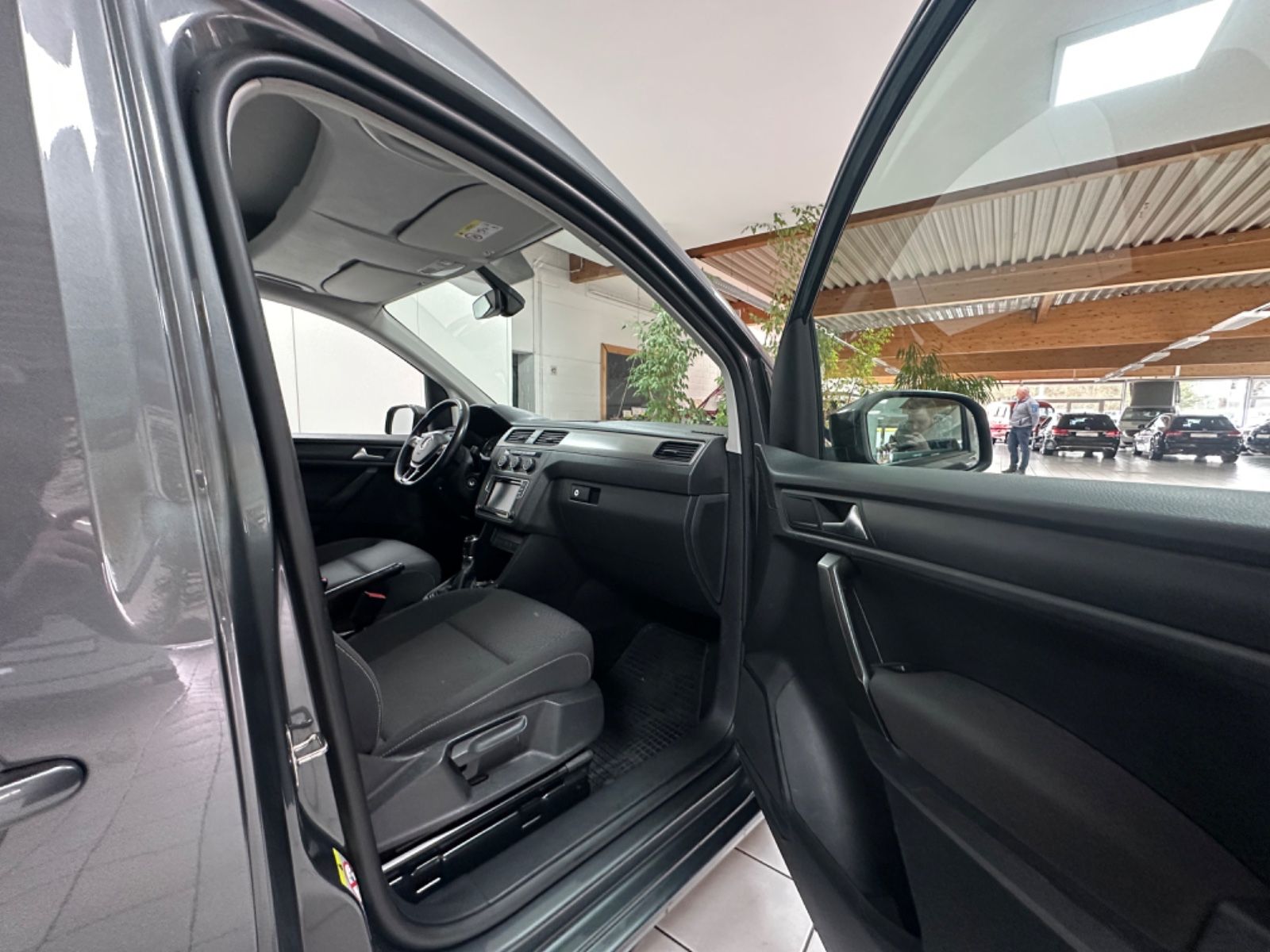 Fahrzeugabbildung Volkswagen Caddy PKW Maxi Trendline BMT *110KW, AHK*