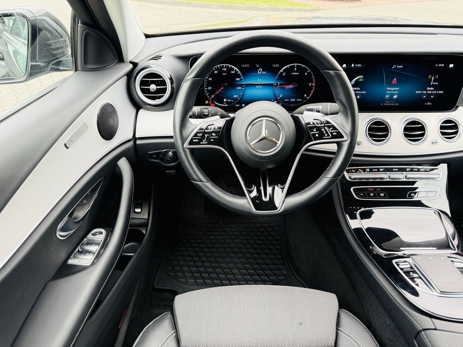 Fahrzeugabbildung Mercedes-Benz E 220 T d AVANTGARDE, MBUX Premium, RFK, Totw, L