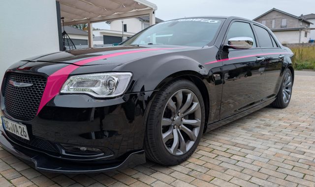 Chrysler 300C, sportlich, schwarz mit pinkem Akzent