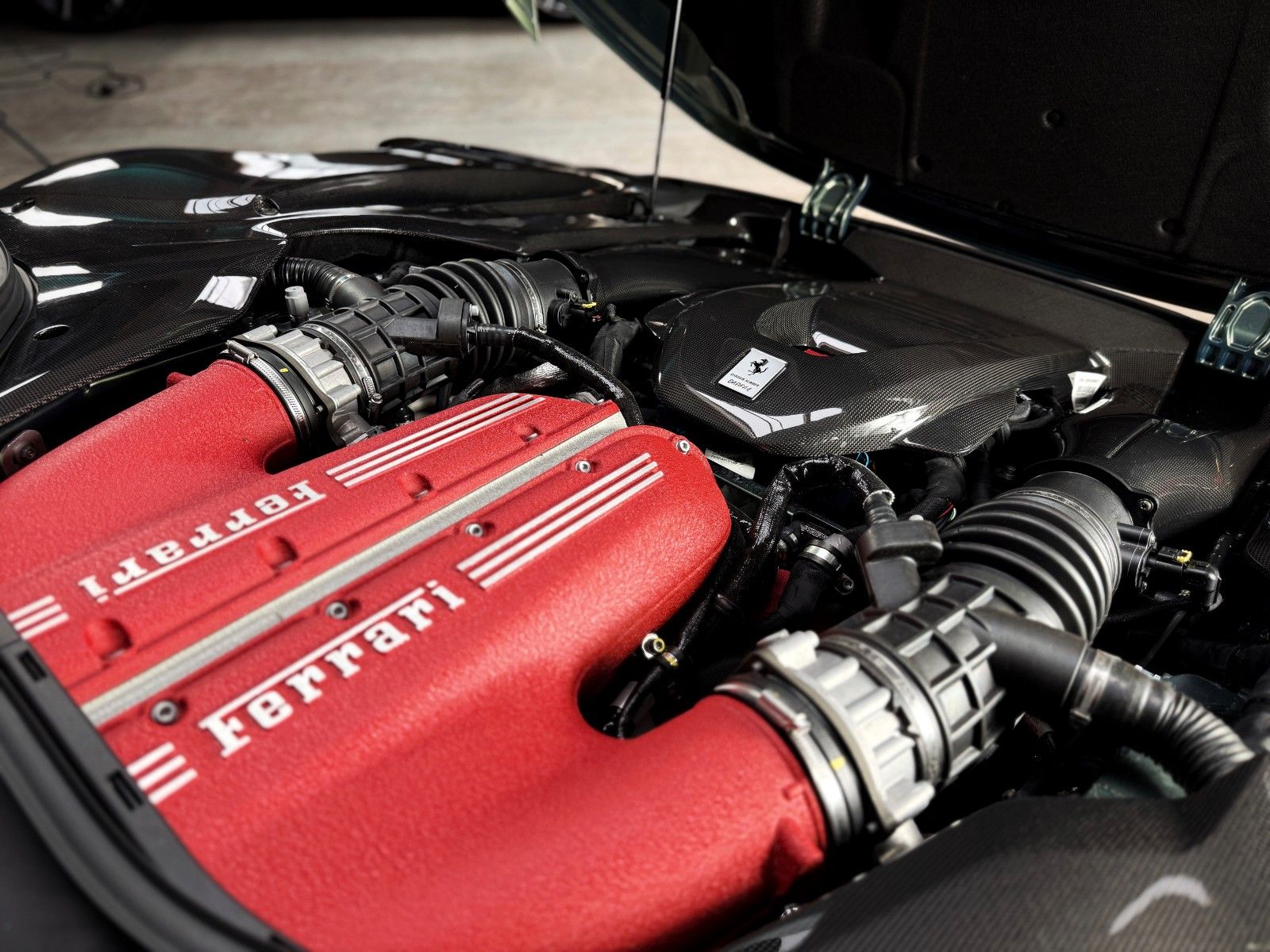 Fahrzeugabbildung Ferrari 12Cilindri + Cabon + Lift + Verde Minerale Metal