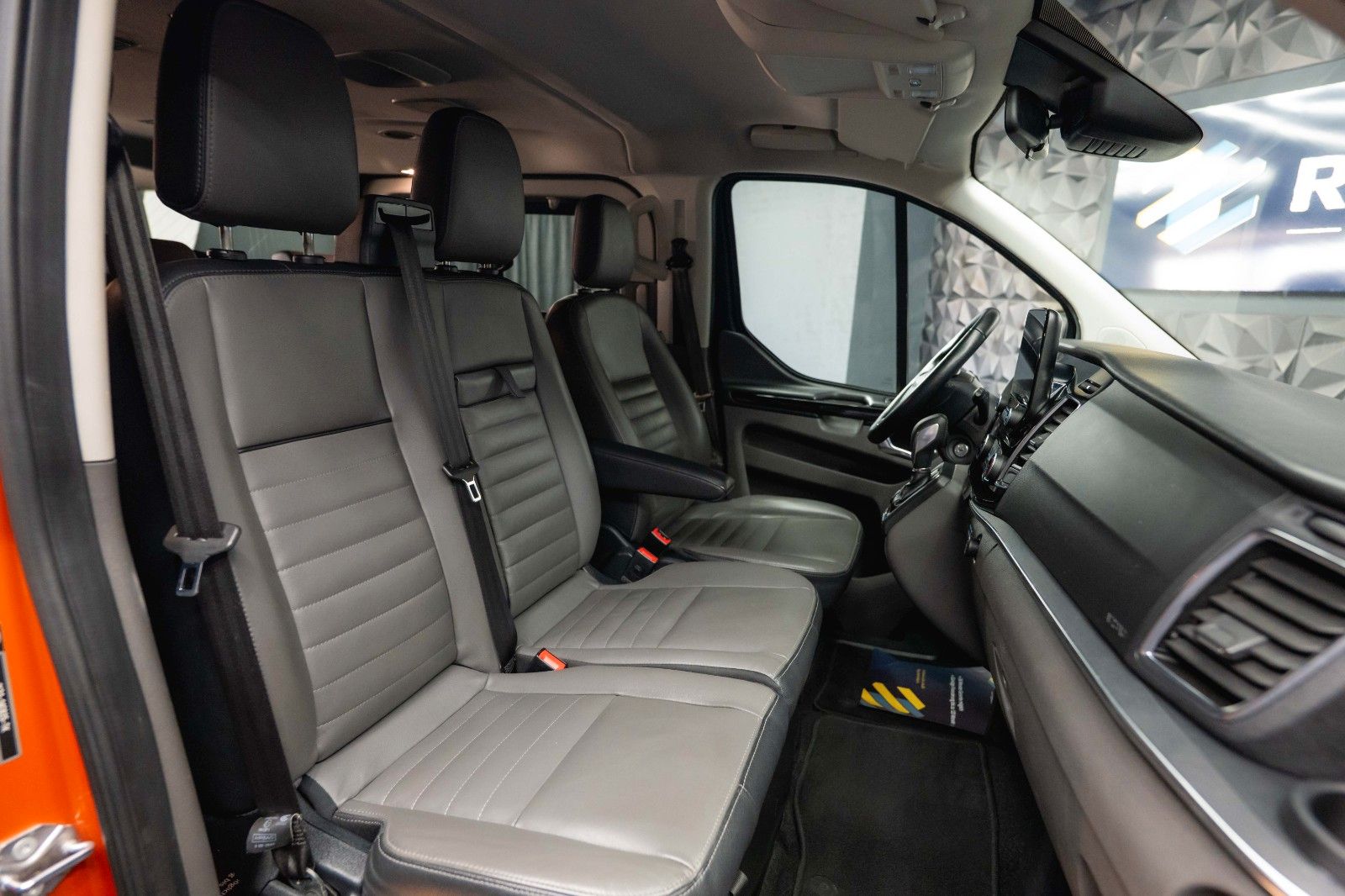 Fahrzeugabbildung Ford Tourneo Custom Kombi 320 L2 Trend Lang 9 Sitze