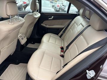 Mercedes E 220 - 12