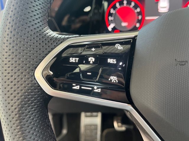 Fahrzeugabbildung Volkswagen Golf Variant VIII 1.5 TSI R-LINE AHK PANO MATRIX