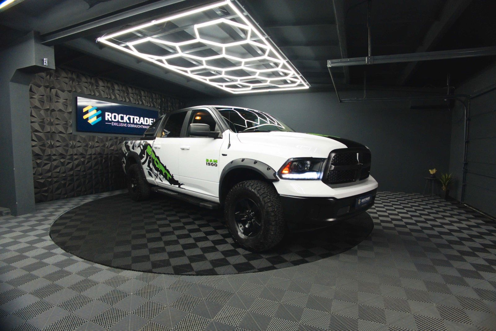 Fahrzeugabbildung Dodge RAM 5.7 V8 HEMI 4x4 OFFROAD Night-Paket LONGBED
