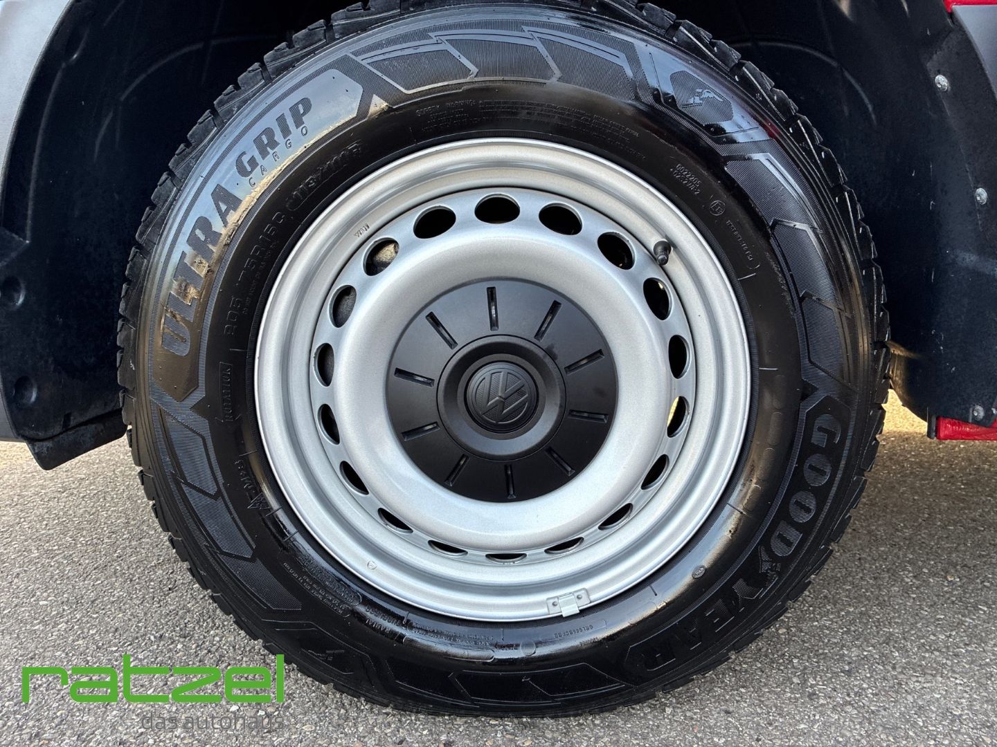 Fahrzeugabbildung Volkswagen Crafter Kasten 35 MR 2-Schiebetüren AHK Navi Rüc