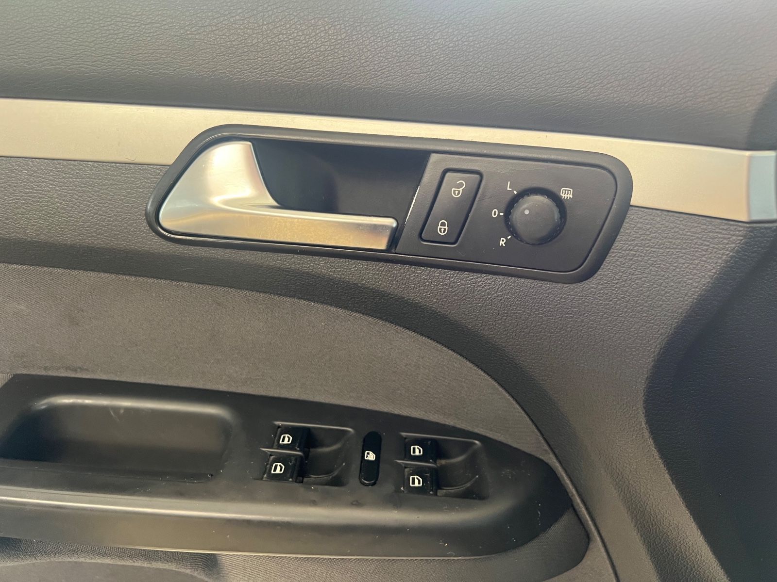 Fahrzeugabbildung Volkswagen Touran 1.6 TDI * 7.SITZER * SITZHEIZUNG *