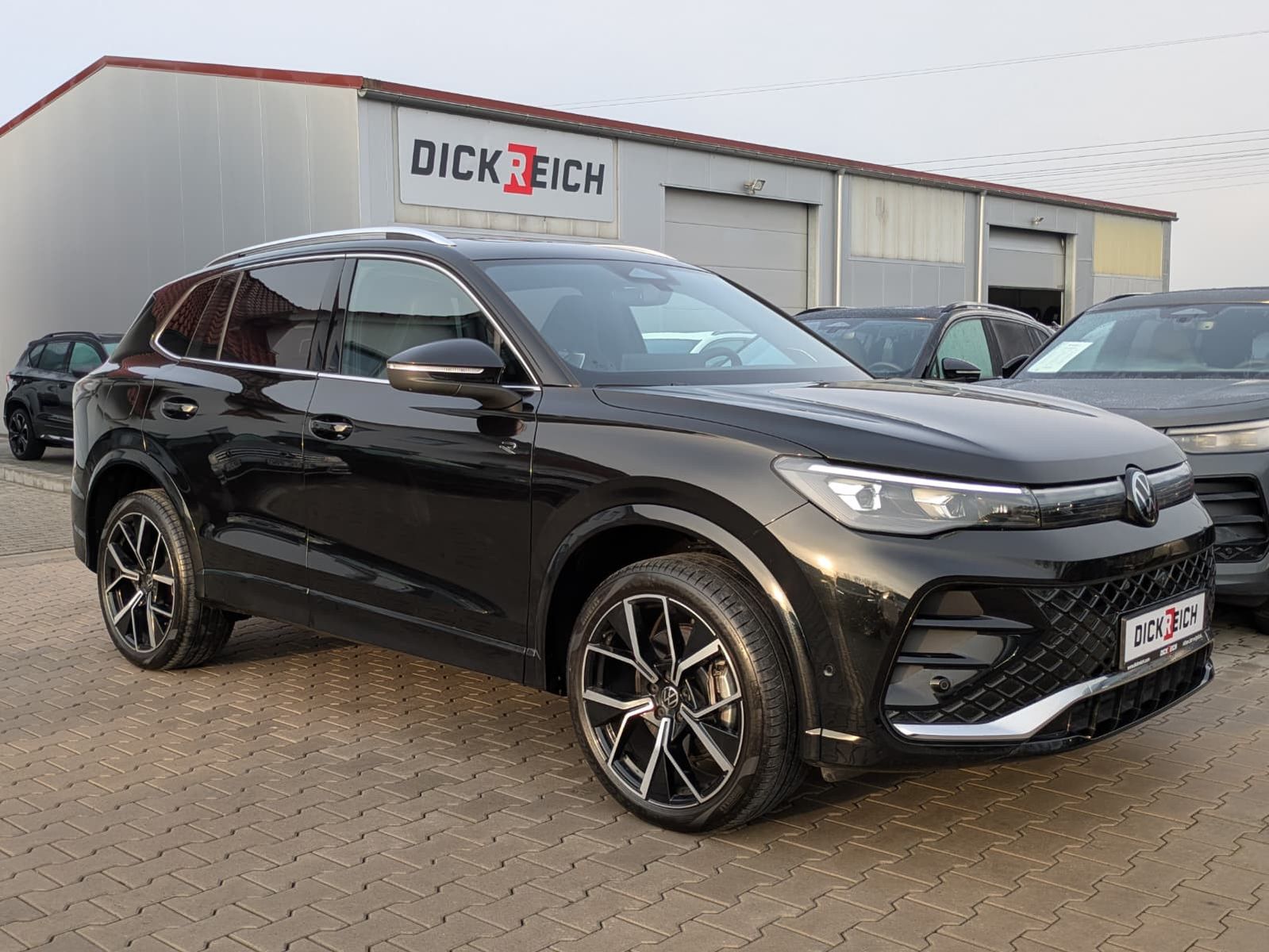 Fahrzeugabbildung Volkswagen Tiguan 2.0 TDI 4M R-Line PANO*H&K*AHK*MATRIX*20"