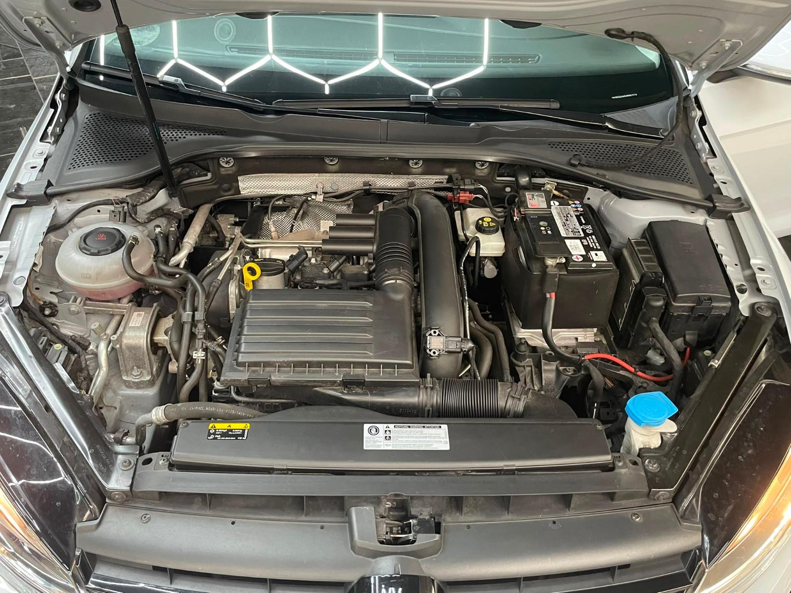 Volkswagen Golf VII Lim. Sound DSG / Carplay / Xenon