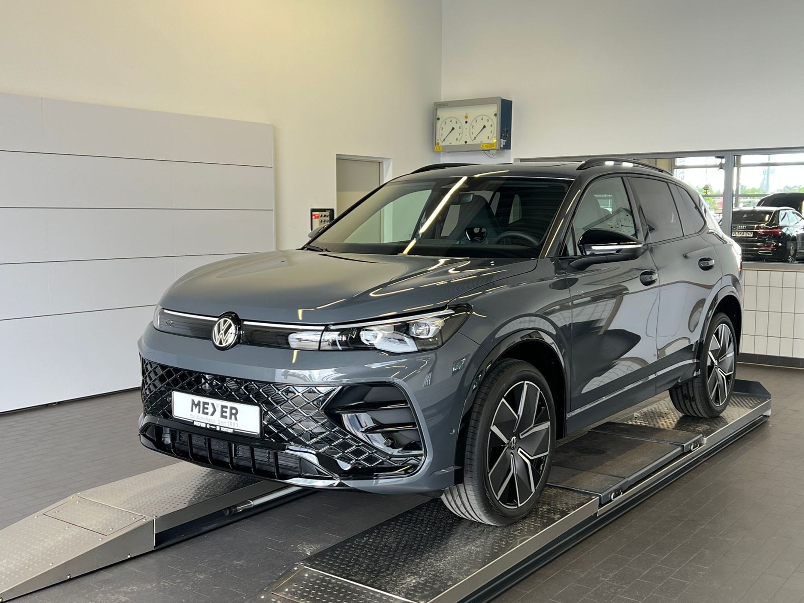 Fahrzeugabbildung Volkswagen Tiguan  R-Line 2.0 TDI DSG 4MOTION *AHK, Navi, P