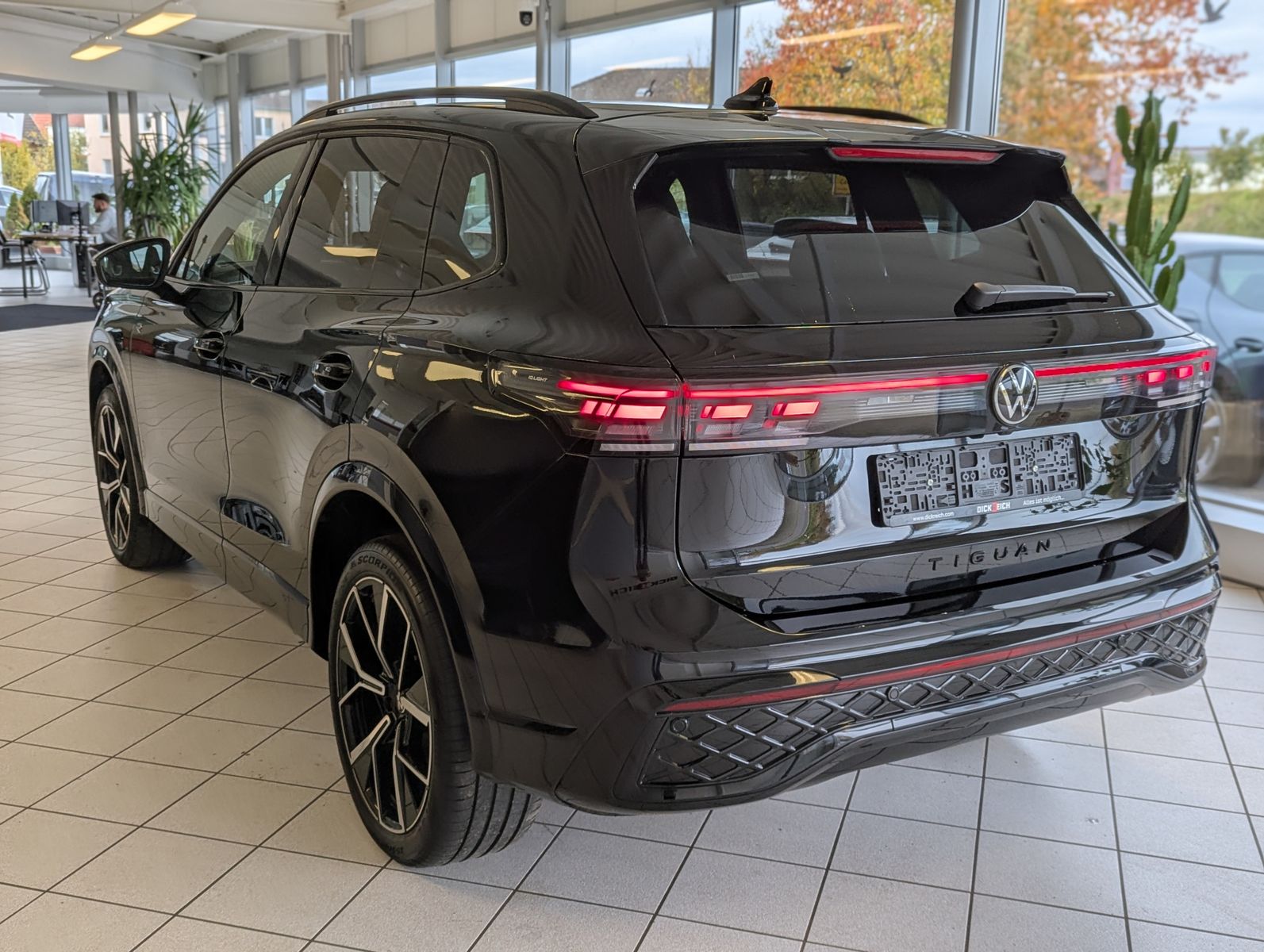 Fahrzeugabbildung Volkswagen Tiguan 2.0TDI R-Line 4M Pano Black Matrix AHK 20