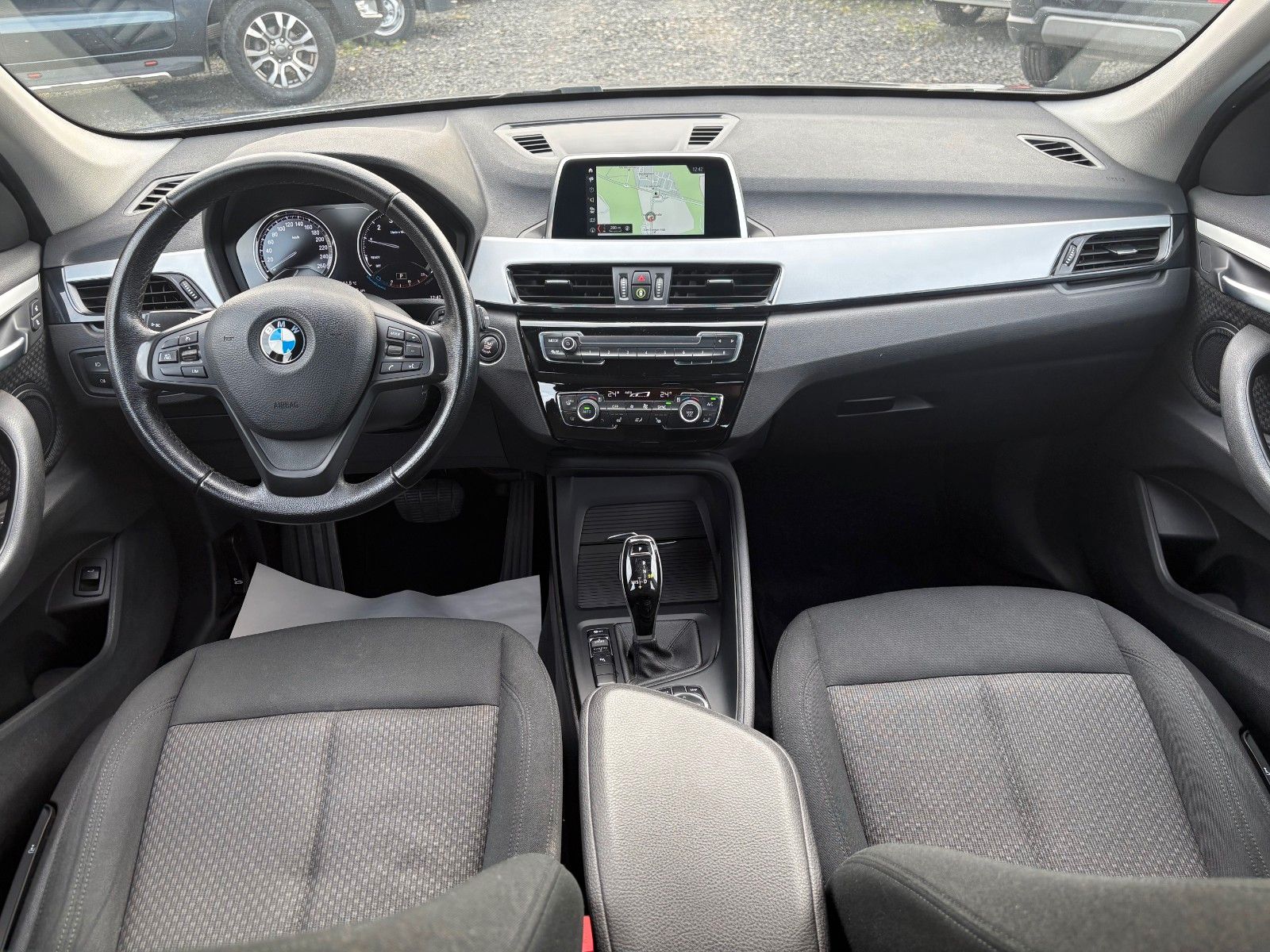 Fahrzeugabbildung BMW X1 sDrive18i Aut. Navi LED Tempomat SCHECKHEFT