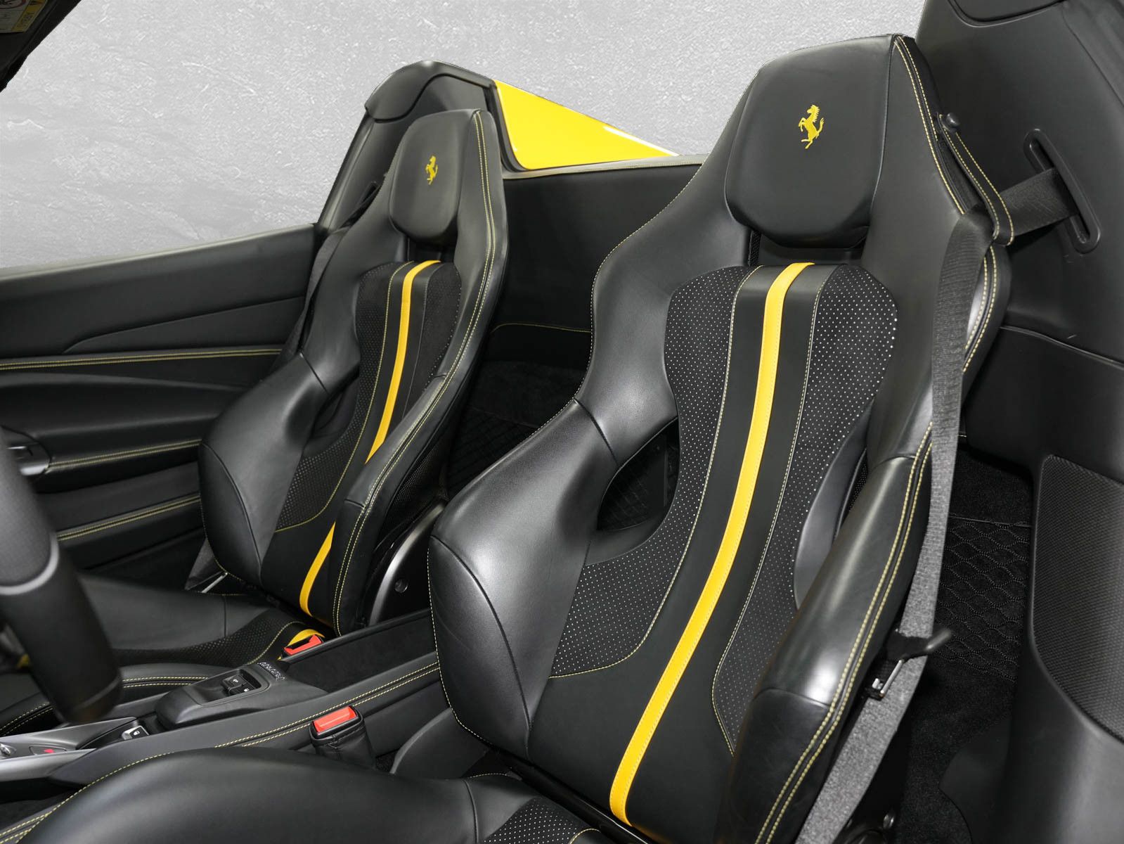 Fahrzeugabbildung Ferrari F8 Spider - Carbon! |Racing Sitze|JBL|BF-Display