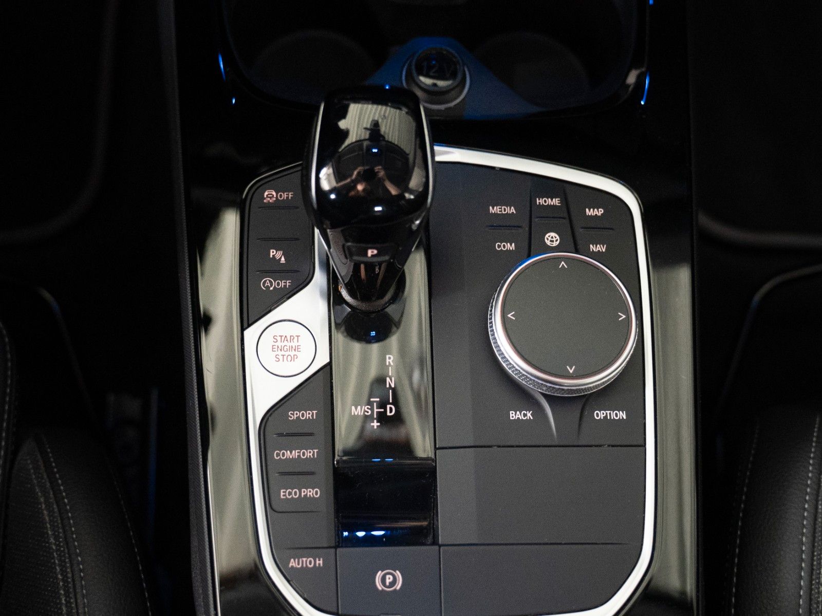 Fahrzeugabbildung BMW 118 i Sport Line AUTOMATIK/SITZHZG./PDC V+H/DAB