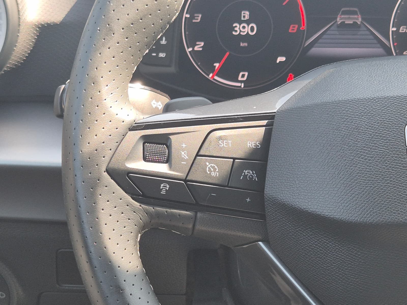 Fahrzeugabbildung SEAT Arona 1.5 TSI DSG FR Black Edition*LED*ACC*AHK*