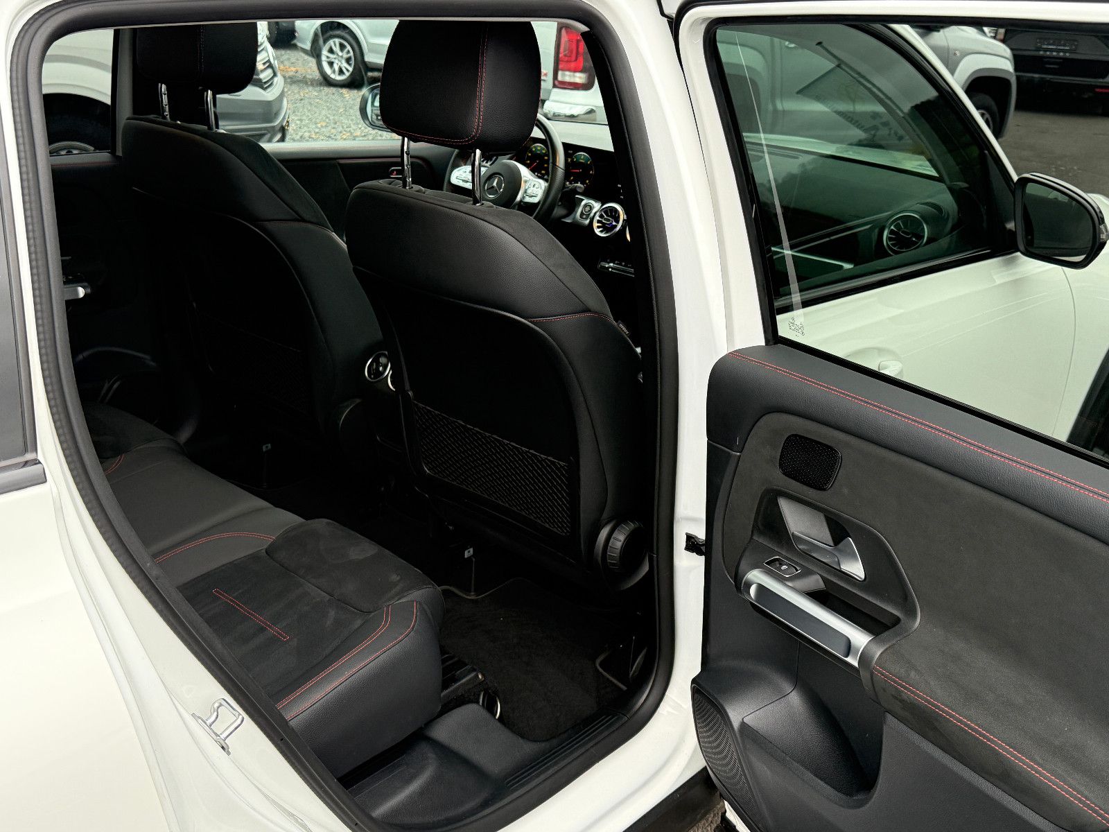 Fahrzeugabbildung Mercedes-Benz GLB 220d 4Matic AMG ACC AHK Kamera Ambiente Pano