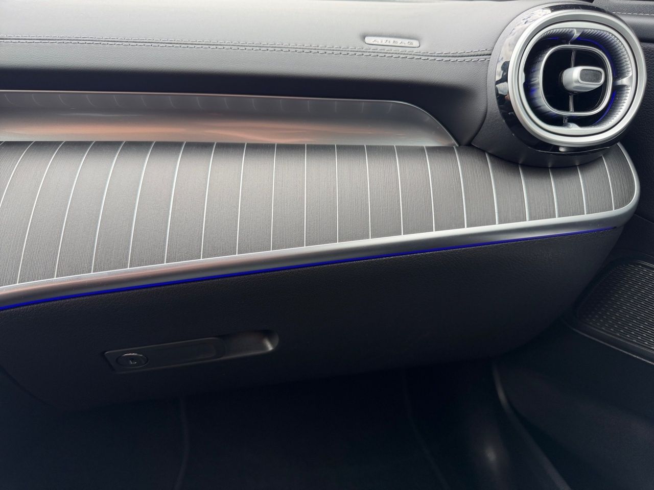 Fahrzeugabbildung Mercedes-Benz C 300 de T AMG PREM+AHK+DIG.LIGHT+DISTR+360+KEY