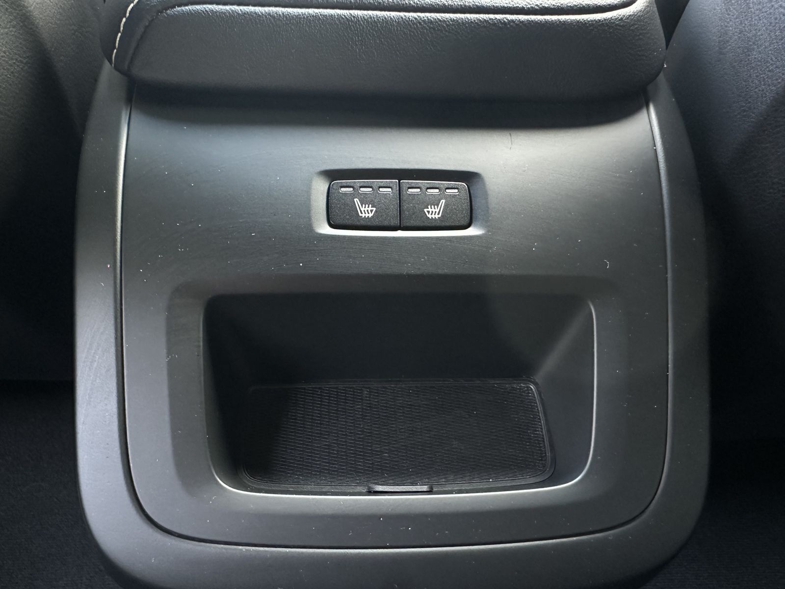 Fahrzeugabbildung Volvo XC60 B4 D Plus Dark NAV+LED+ACC+TOTW+AHK+H&K+1HD
