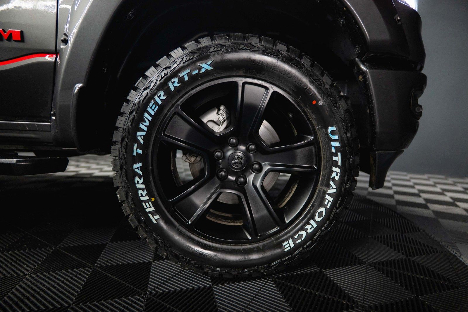 Fahrzeugabbildung Dodge RAM 5.7 V8 HEMI 4x4 OFFROAD Night-Edition *Pano*