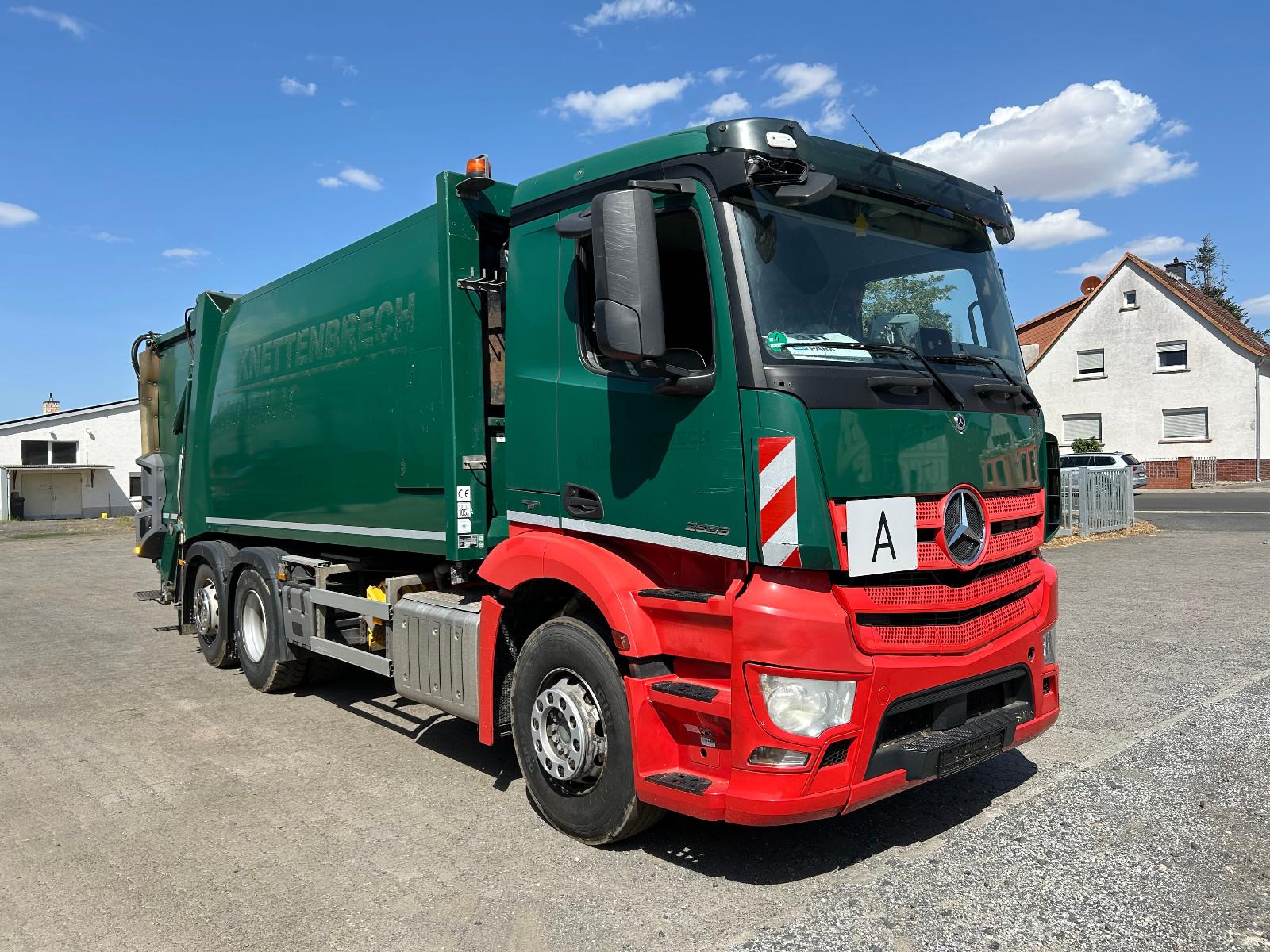 Mercedes-Benz Actros 2533 / Faun VarioPress 524 + Schüttung