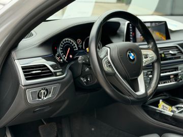 BMW 750 - 12