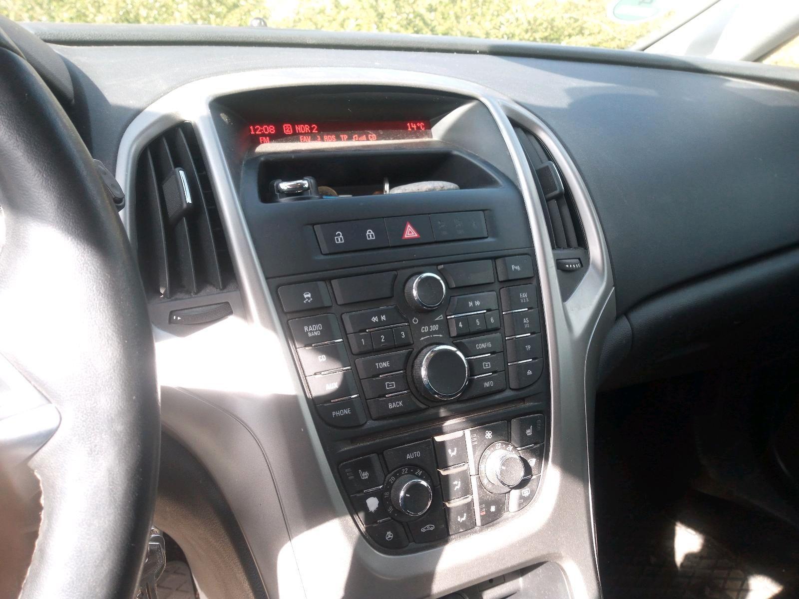 Opel Astra 2012 — photo 8