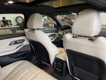 BMW 320 Touring  d xDrive Luxury Line *HUD*PANO*ACC*