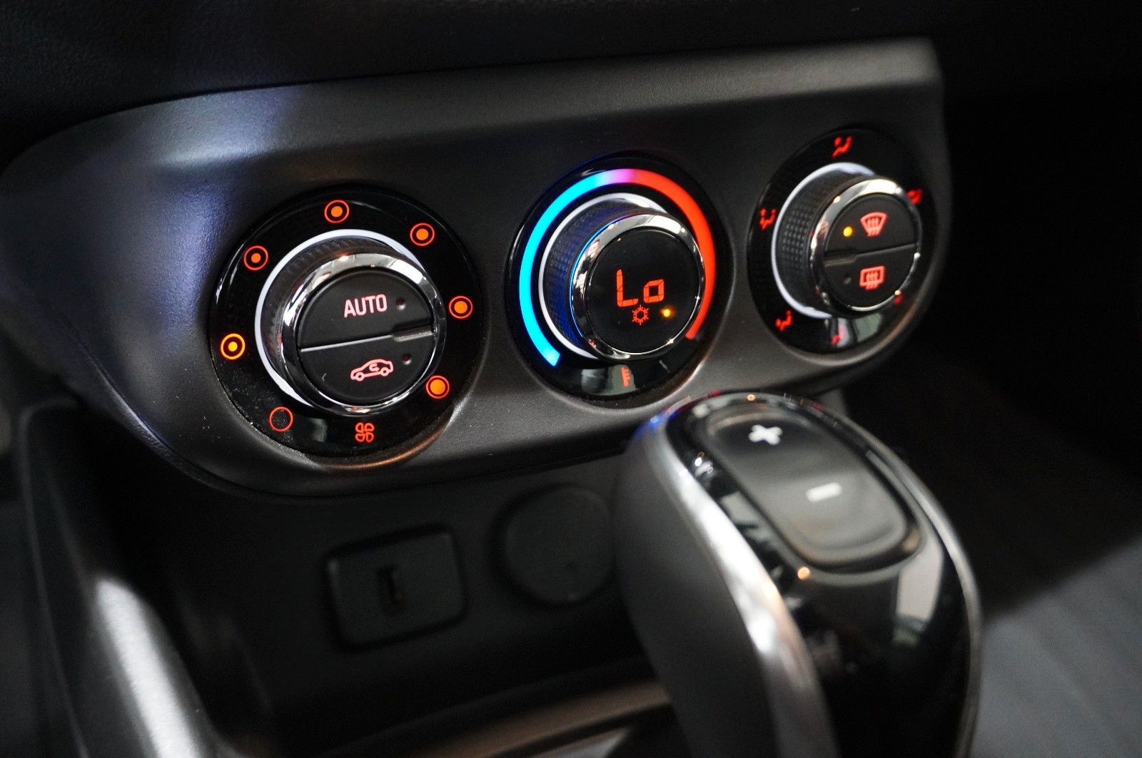 Fahrzeugabbildung Opel Corsa E 1.4 120 JAHRE 5-TÜR NAVI/SHZ/PDC/TEMP.