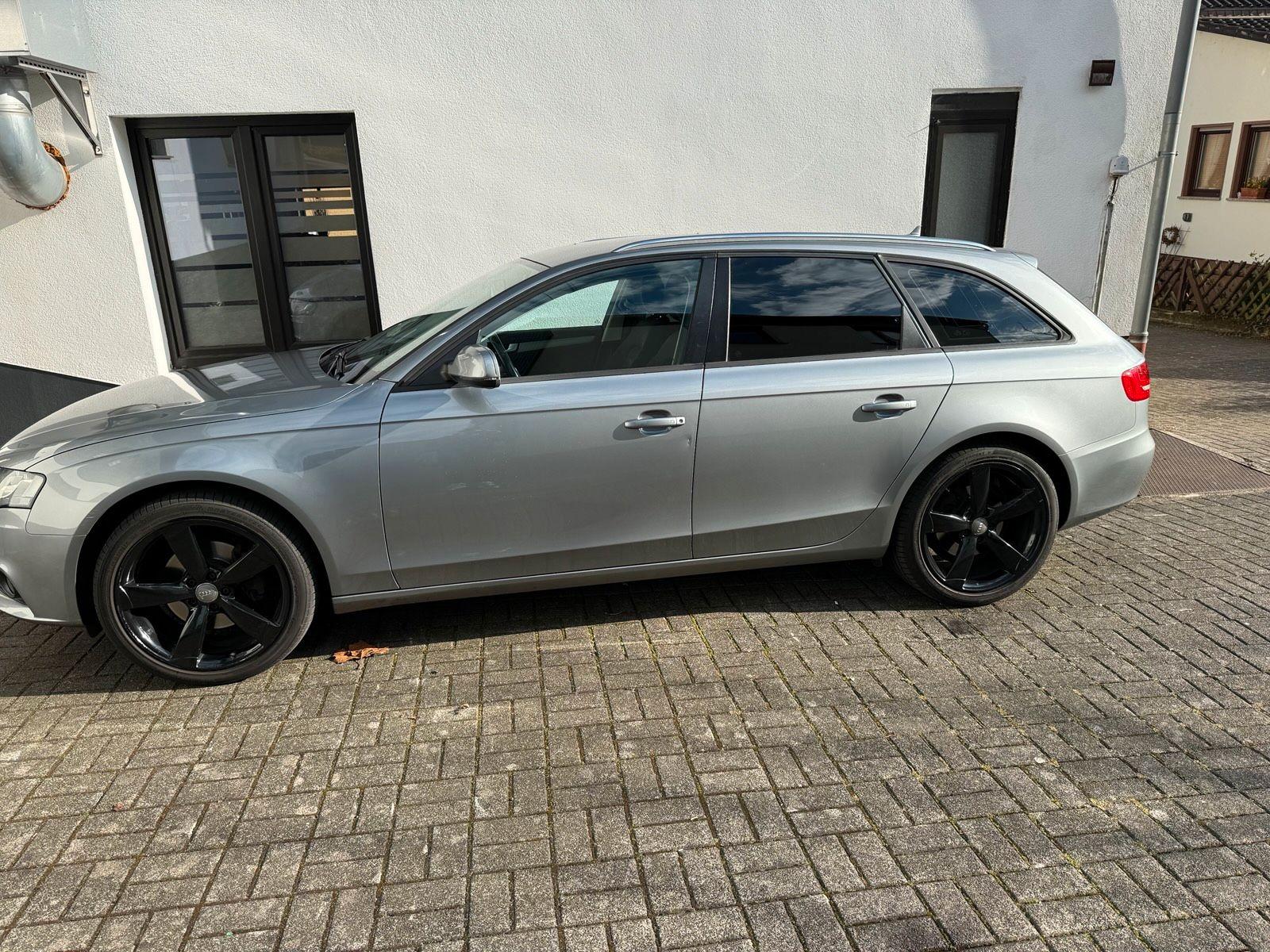 Audi A4 2011 — салон
