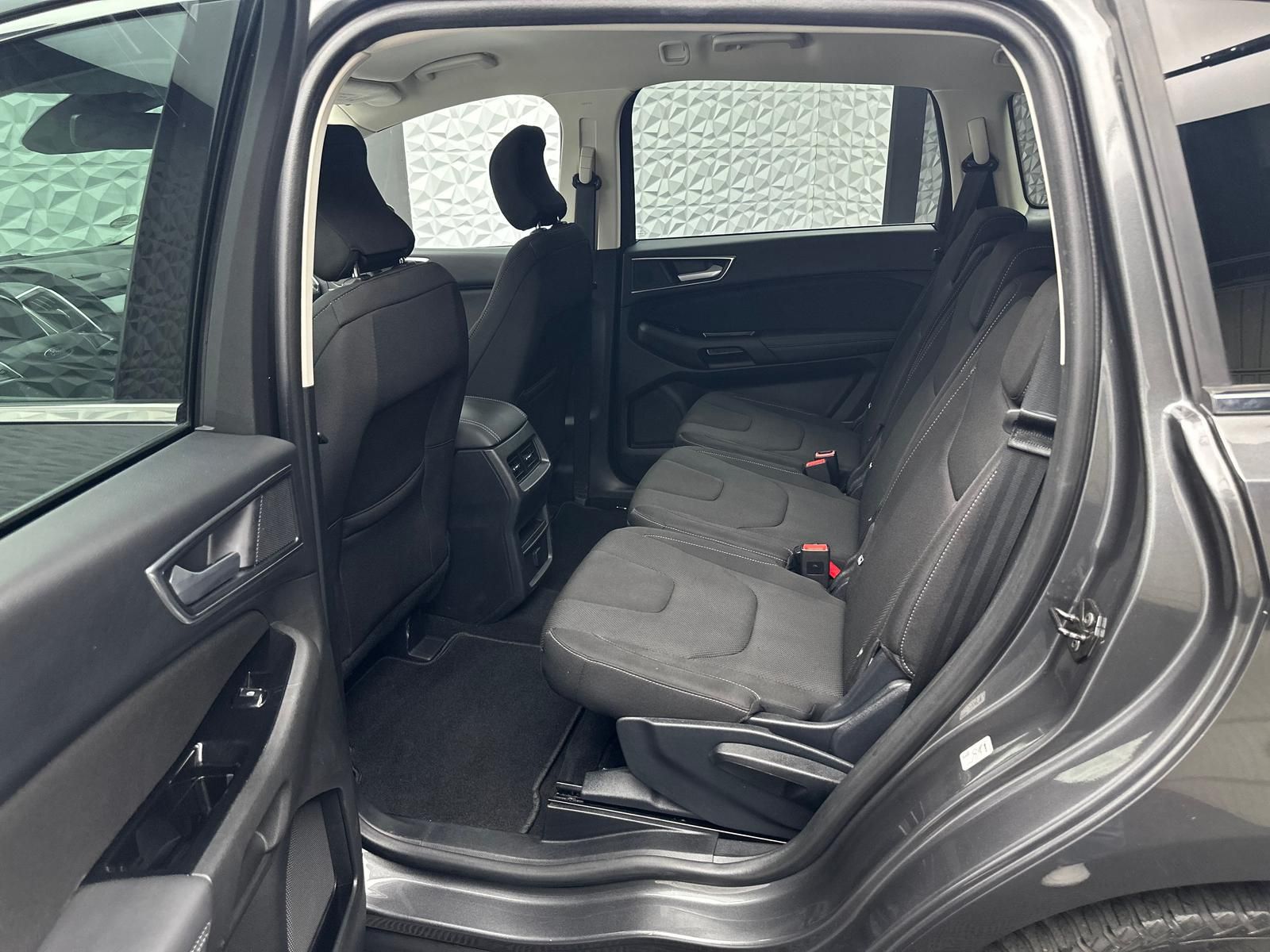 Fahrzeugabbildung Ford S-MAX 1.5 TITANIUM/7-SITZE/KEYLES/RCAM/NAV/PDC