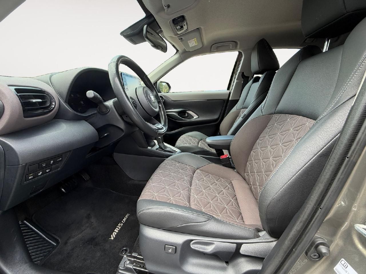 Fahrzeugabbildung Toyota Yaris Cross Hybrid AWD-i Elegant
