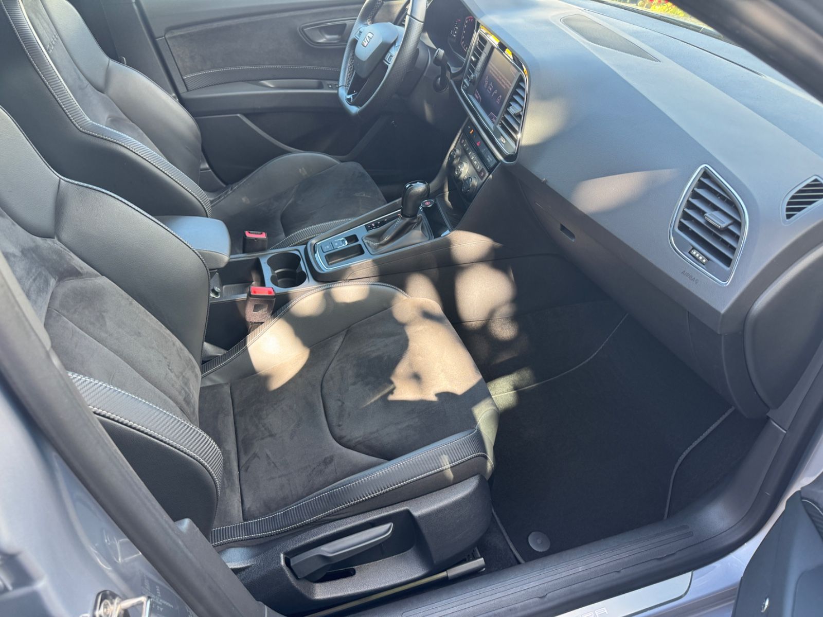 Fahrzeugabbildung SEAT Leon Cupra 290 Panorama+LED+Navi+BeatsAudio