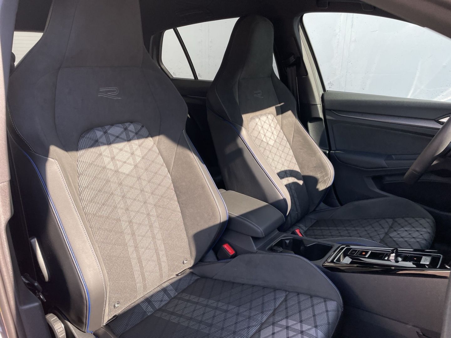 Golf VIII 1.5 eTSI DSG R-Line Kamera/Matrix/AHK/