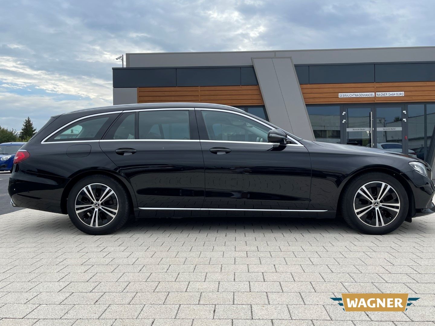 Fahrzeugabbildung Mercedes-Benz E 220 T LED-Scheinwerfer Elektr. Sitze Sitzheizu