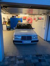 Mercedes-Benz Mercedes Benz E220 W124er - Mercedes-Benz E 220 mit Benzin-Antrieb: Limousine