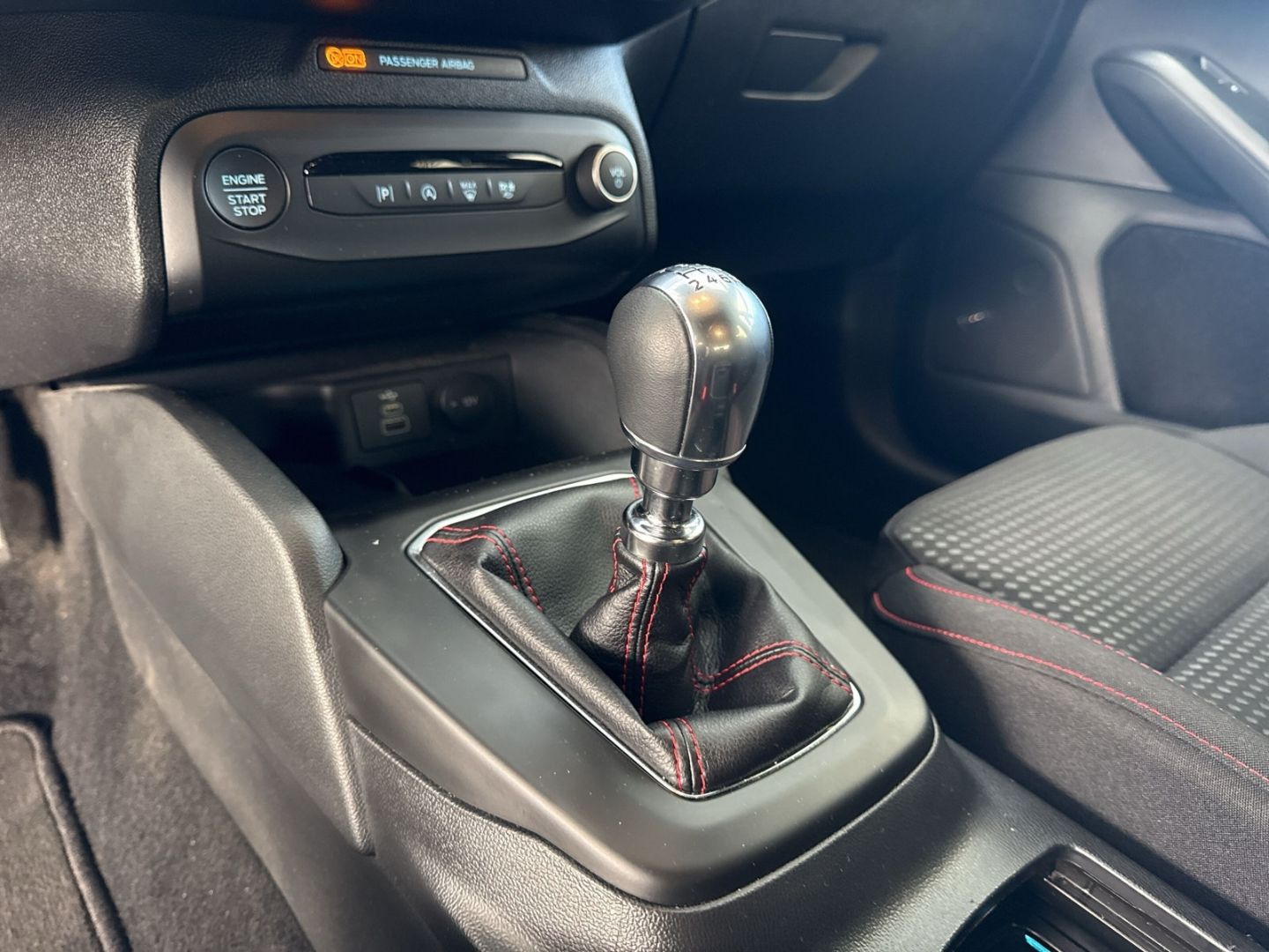 Fahrzeugabbildung Ford Focus ST-Line Kamera Navi DAB ACC TWA Induktion