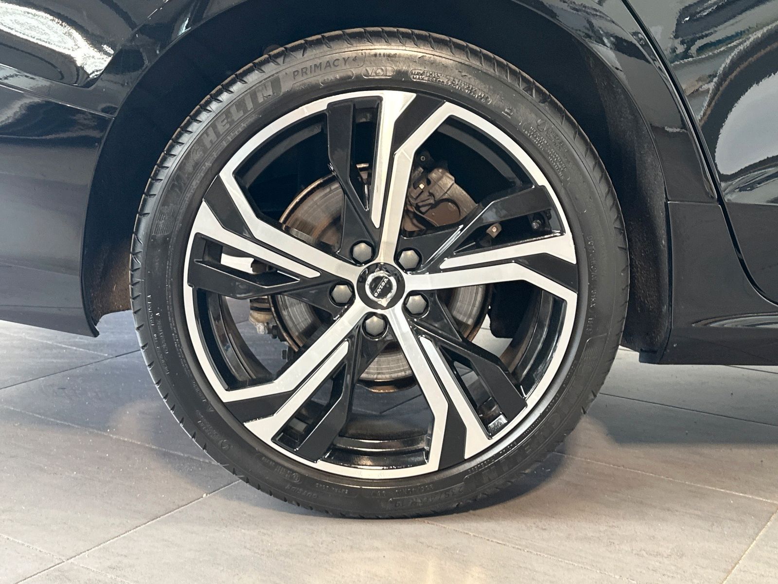 Fahrzeugabbildung Volvo V60 B4 D Plus Dark NAV+LED+AHK+ACC+360GRAD+SHZ