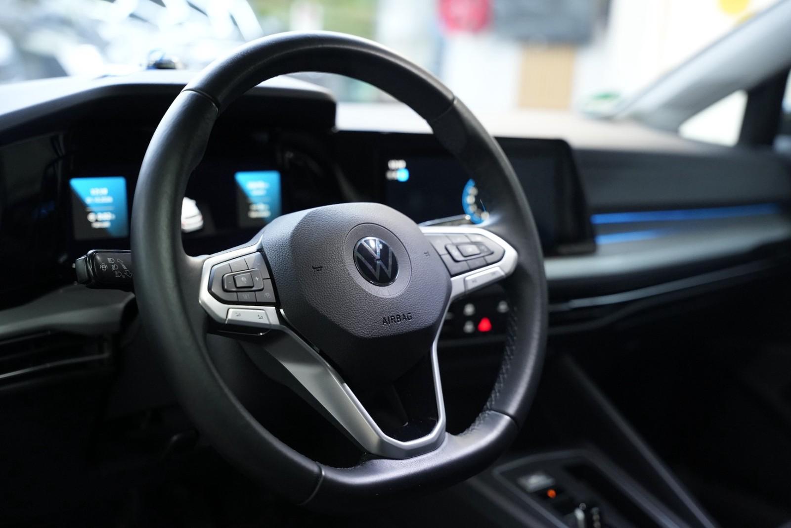 Volkswagen Golf VIII LIFE*ANHÄNGERKUPPLUNG*PDC*ACC*PDC*NAVI