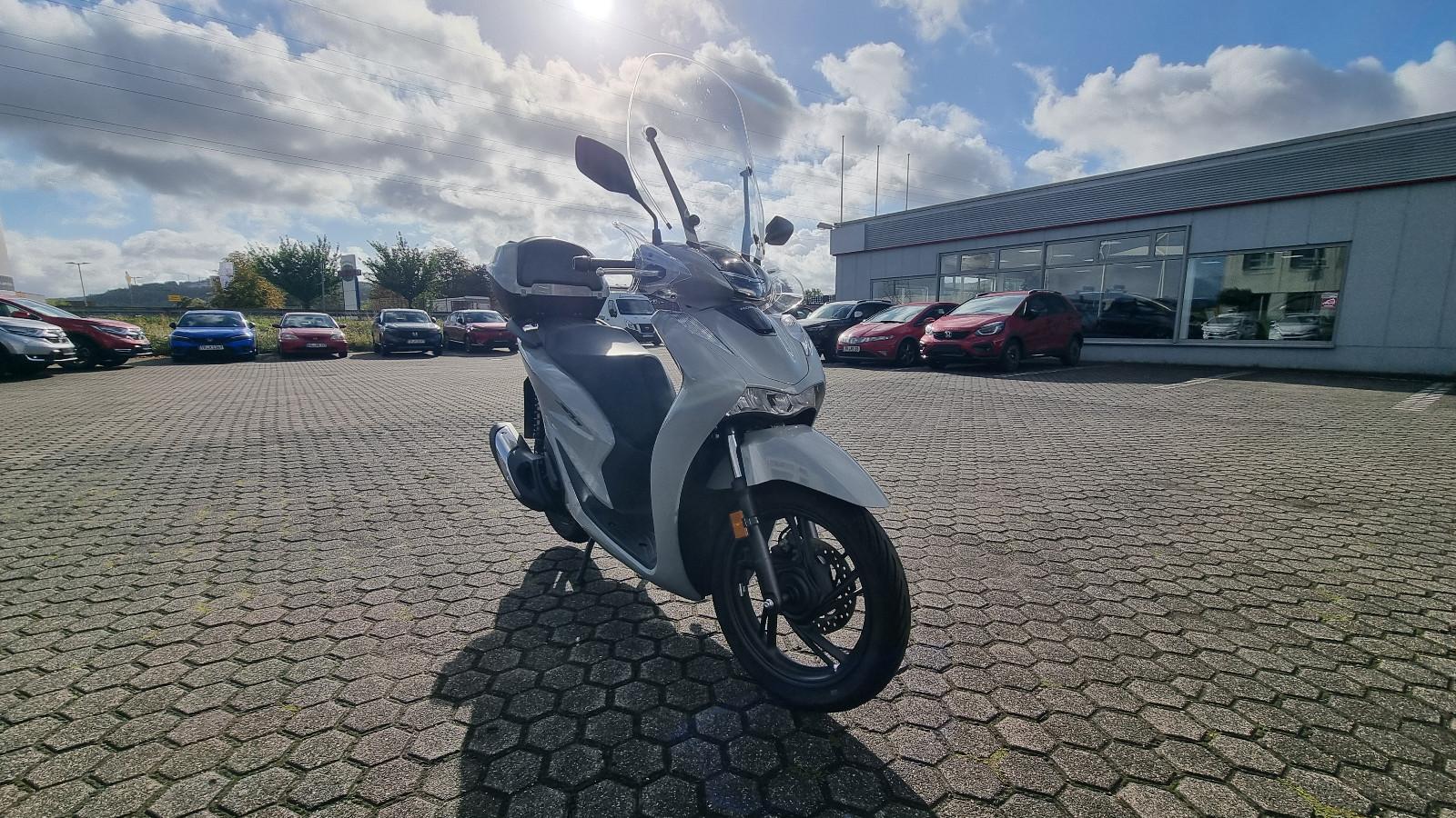 Honda SH 125, mit Topcase und Windschild