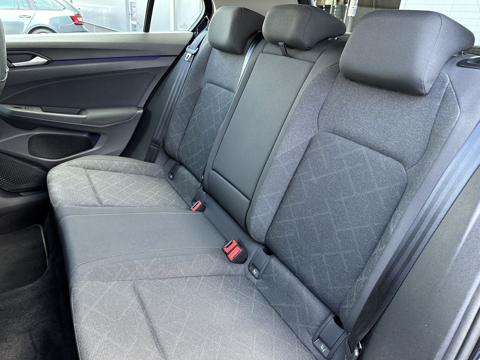 Fahrzeugabbildung Volkswagen Golf VIII 2.0 TDI DSG Life NAV+LED+ACC+17ZOLL+PP