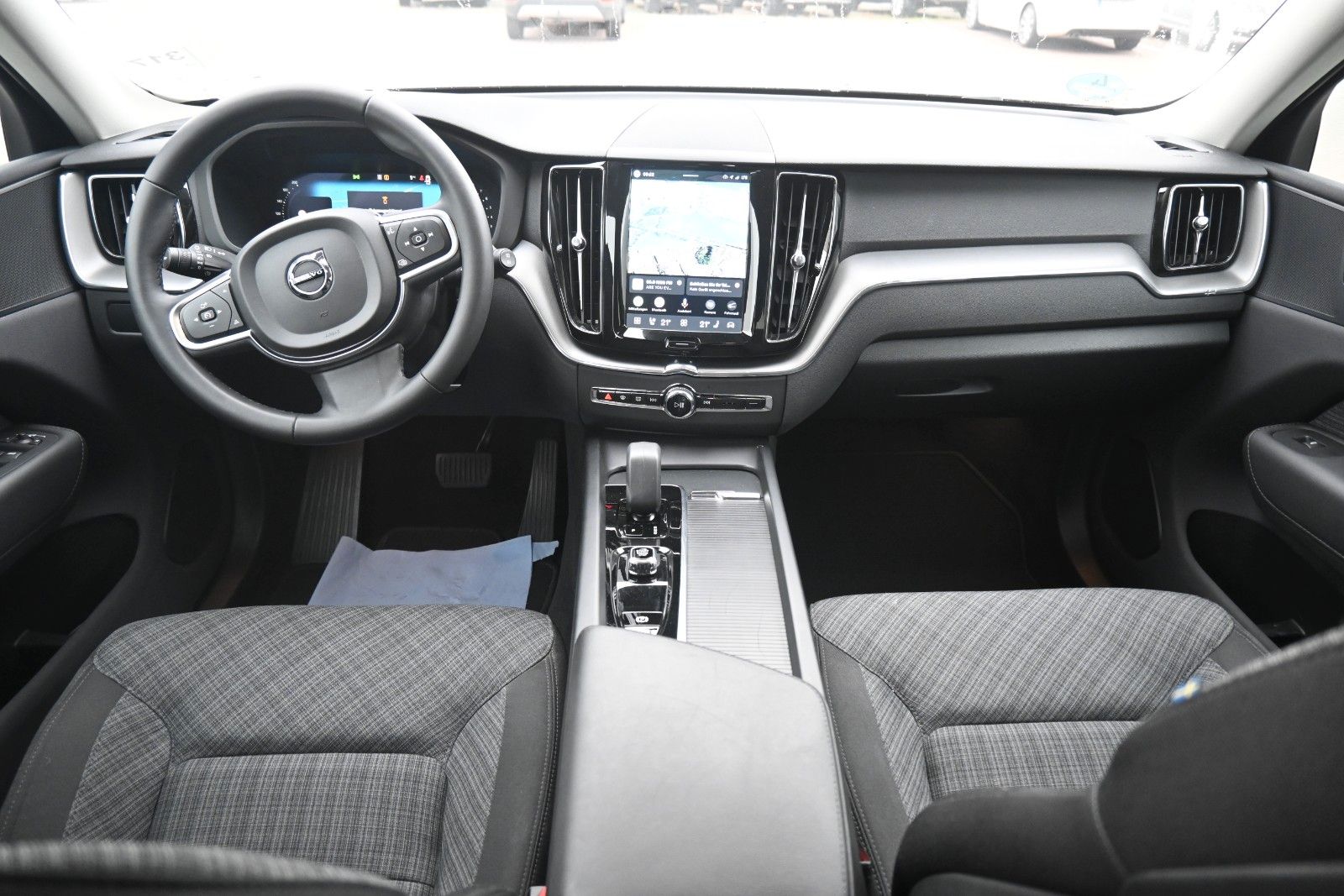 Fahrzeugabbildung Volvo XC60 B4 Benzin Core* LHZG*Allwetter*GoogleMaps*