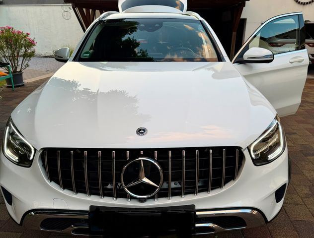 MERCEDES-BENZ GLC 300 e 4M AMG-Line, Pano, AHK, Neuwagen Zust.
