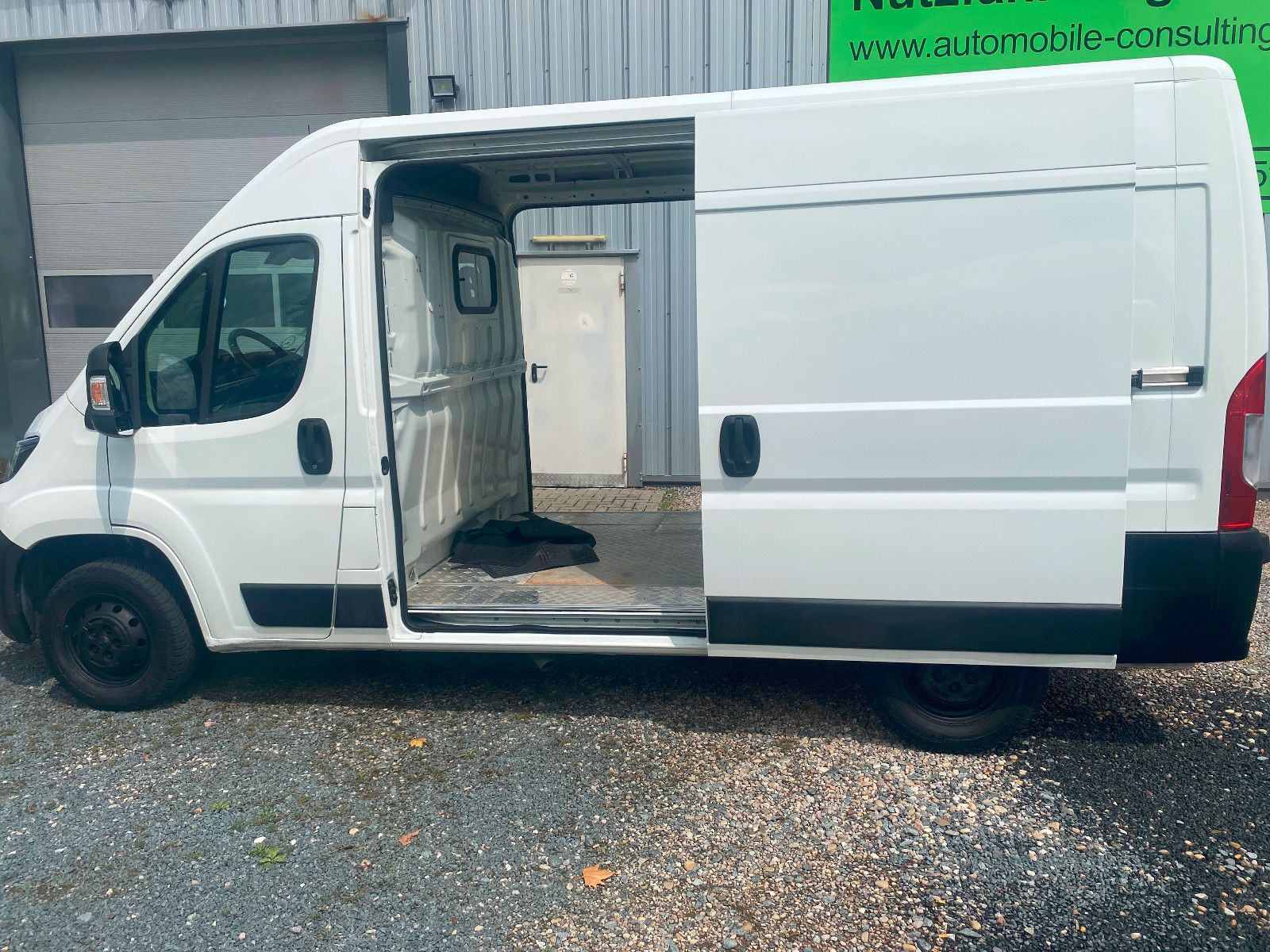 Fahrzeugabbildung Peugeot BoxerKastenHochraum330 L2H2 PremiumBlueHDi,AHK