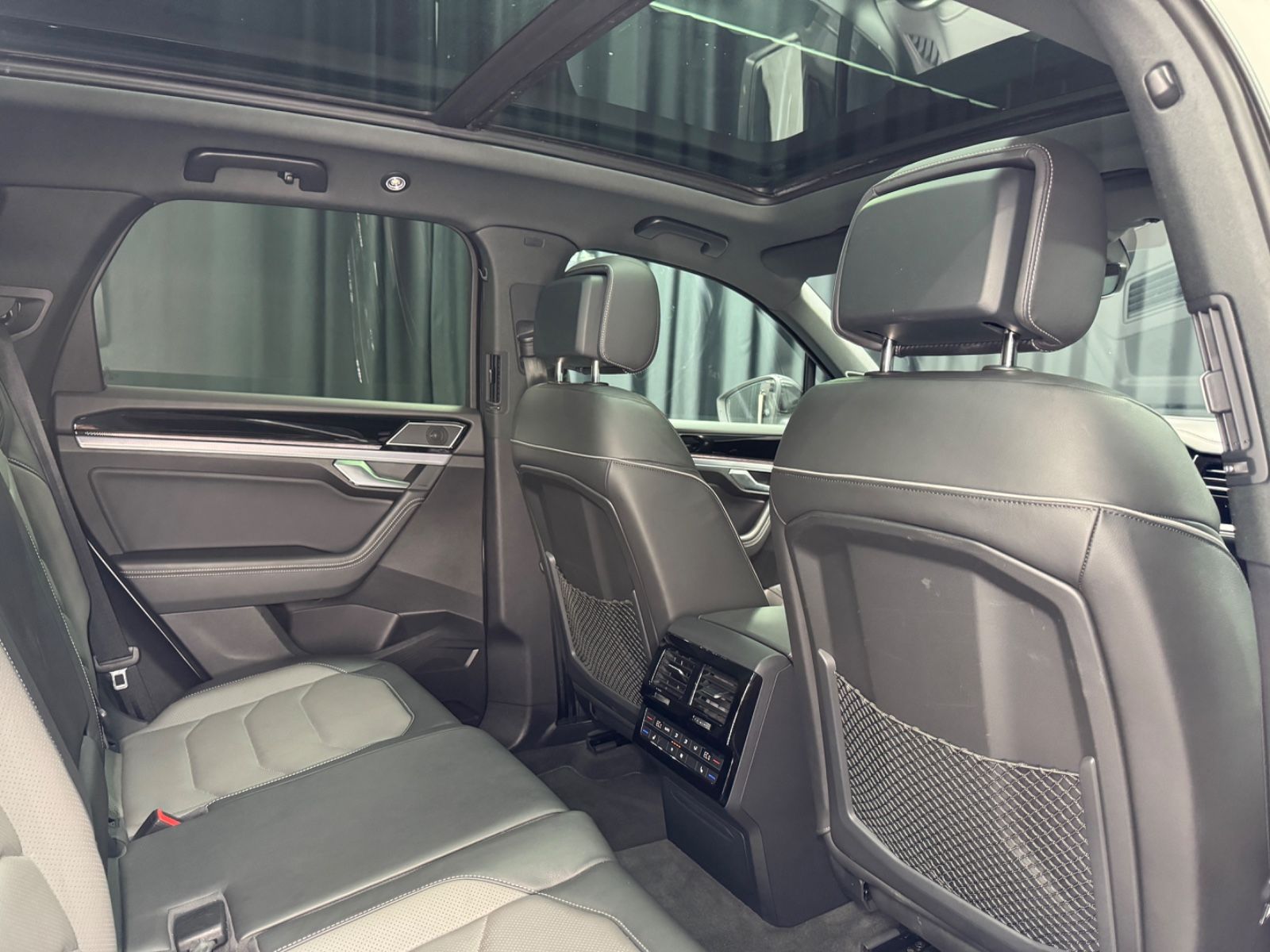 Fahrzeugabbildung Volkswagen Touareg 4.0 V8 TDI RLine|4Motion|MASSAGE|AHK|DYN