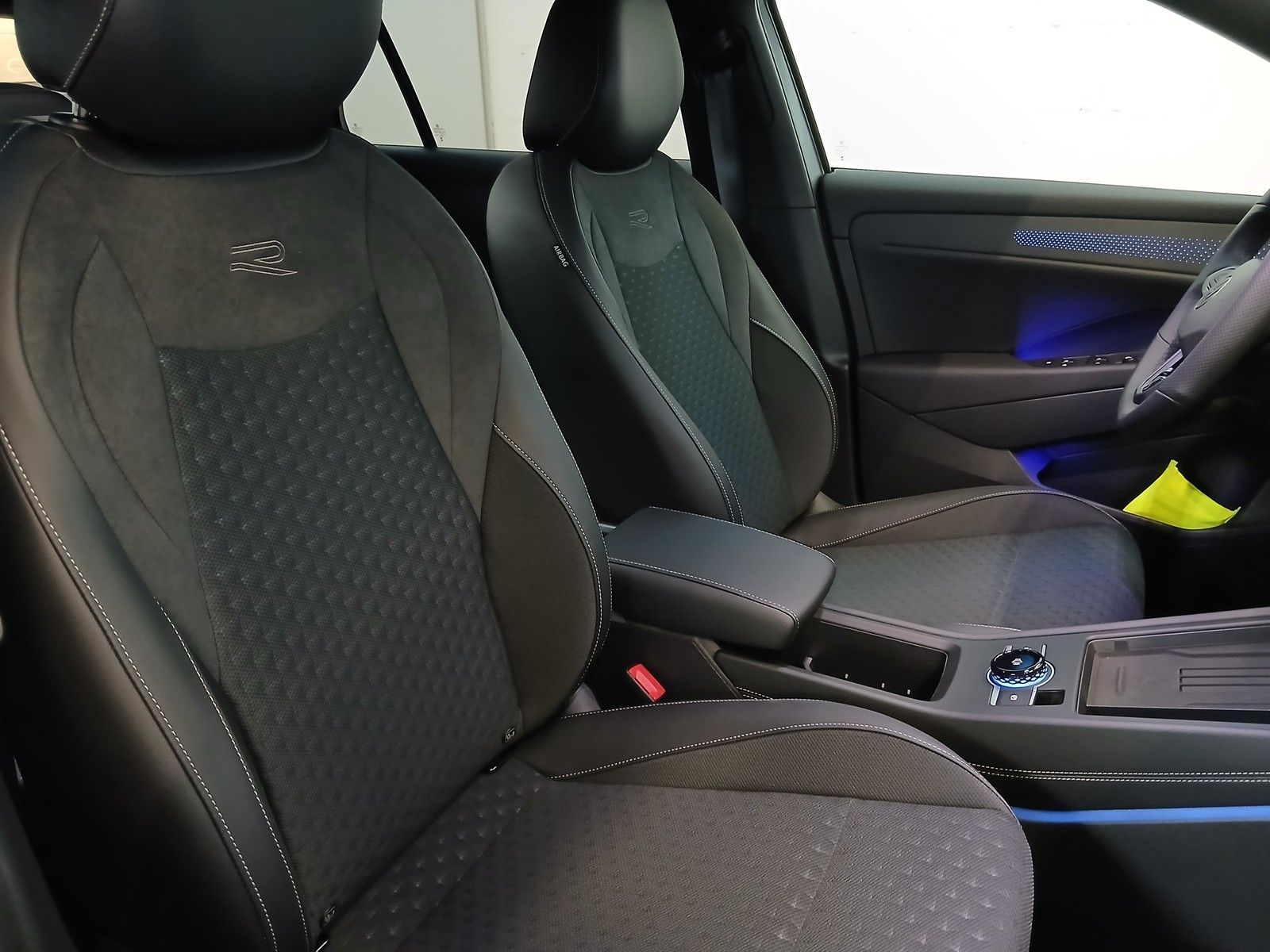 Fahrzeugabbildung Volkswagen T-Roc  R-Line 1.5 eTSI DSG + AHK+ LED+Matrix+ACC