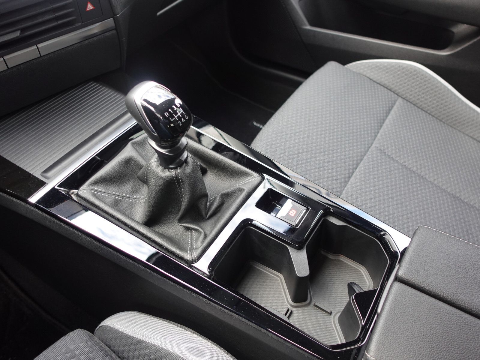 Fahrzeugabbildung Opel Astra 1.2Turbo Edition Allwetter,SHZ,Kamera,PDC