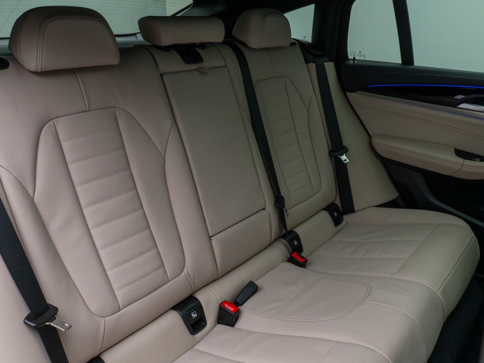 Fahrzeugabbildung BMW X4 xD30d M Sport Panorama Kamera HUD H/K AHK 21"